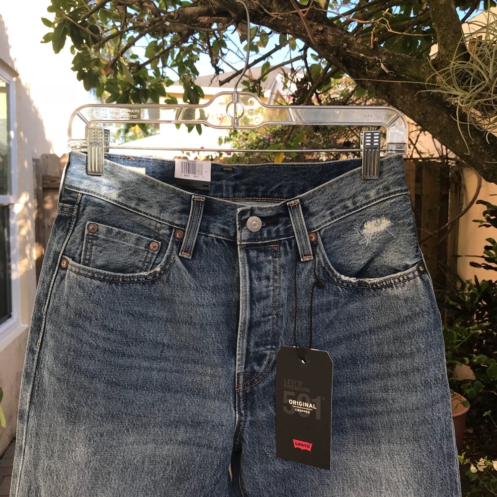 NWT Levi’s 501 Original Cropped and Distressed - Picture 6 of 8